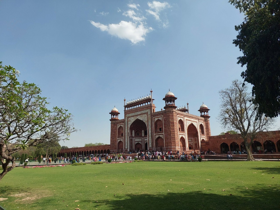 Kiến trúc hình vòm được nhìn thấy ở tất cả các cổng vào của đền. Những mái vòm lớn bằng gạch đất sét có trang trí hoa văn thường được gọi là vòm củ hành. Lăng mộ có 4 cửa, trong đó một cửa vào, một cửa ra, các cửa còn lại được đóng để đảm bảo an ninh. (Ảnh: Minh Thu/Vietnam+)