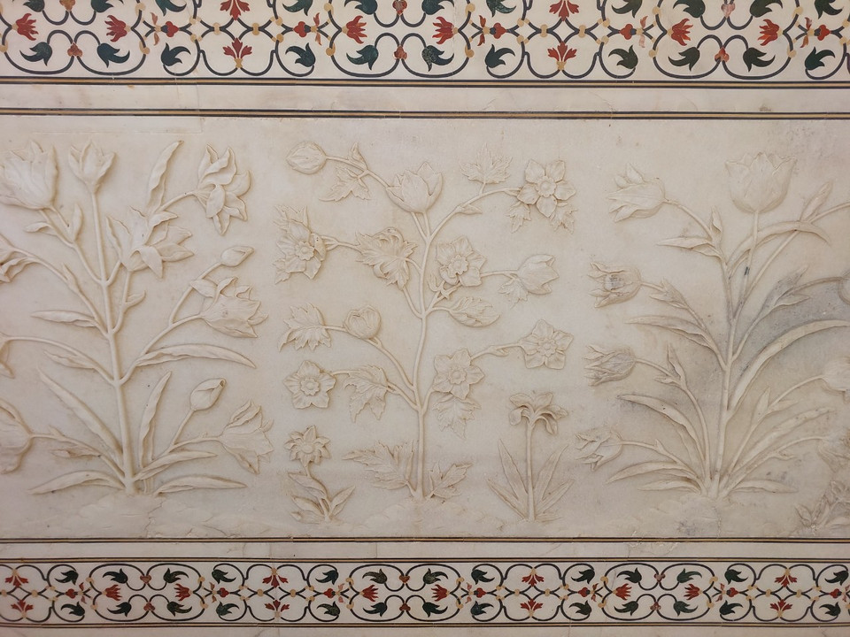 Có đến 28 loại đá quý được khảm lên mặt những phiến đá cẩm thạch trong lăng. Vật liệu xây dựng công trình được vận chuyển từ khắp nơi mang về, trong đó, ngọc bích được lấy từ Trung Quốc, ngọc lam lấy từ Tây Tạng, đá cẩm thạch trắng từ Rajasthan... (Ảnh: Minh Thu/Vietnam+)