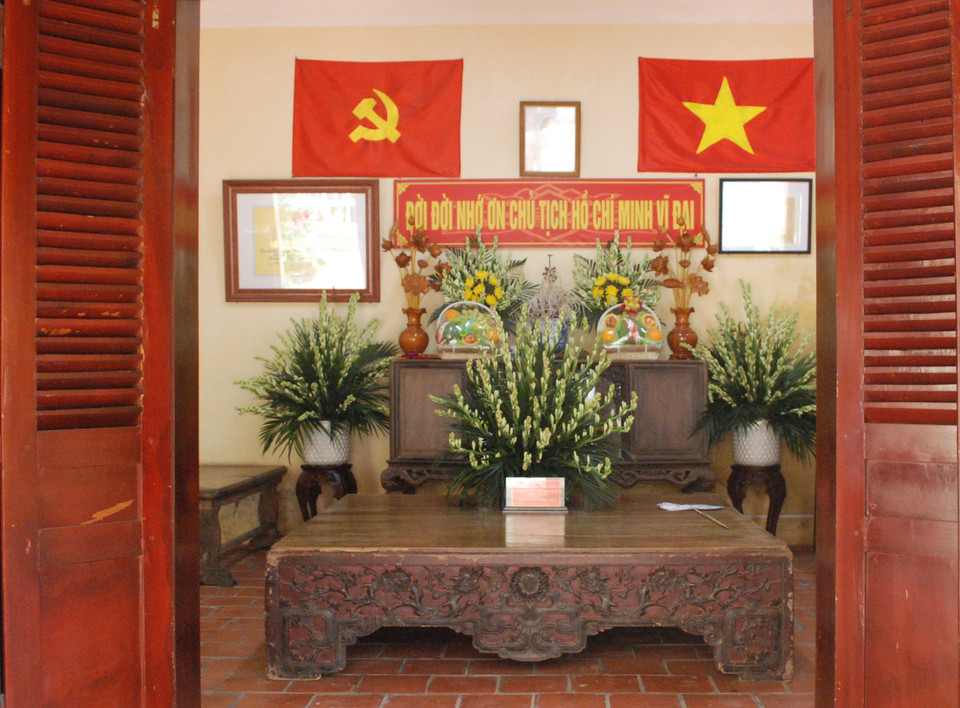 Những di vật có trong di tích như tủ đứng cao, sập gỗ chân quỳ (làm giường nằm và là nơi làm việc cho Bác), một va ly mây (mới làm lại), chiếc giường nhỏ, cùng một số hiện vật về quá trình hoạt động cách mạng của Bác. (Ảnh: PV/Vietnam+)
