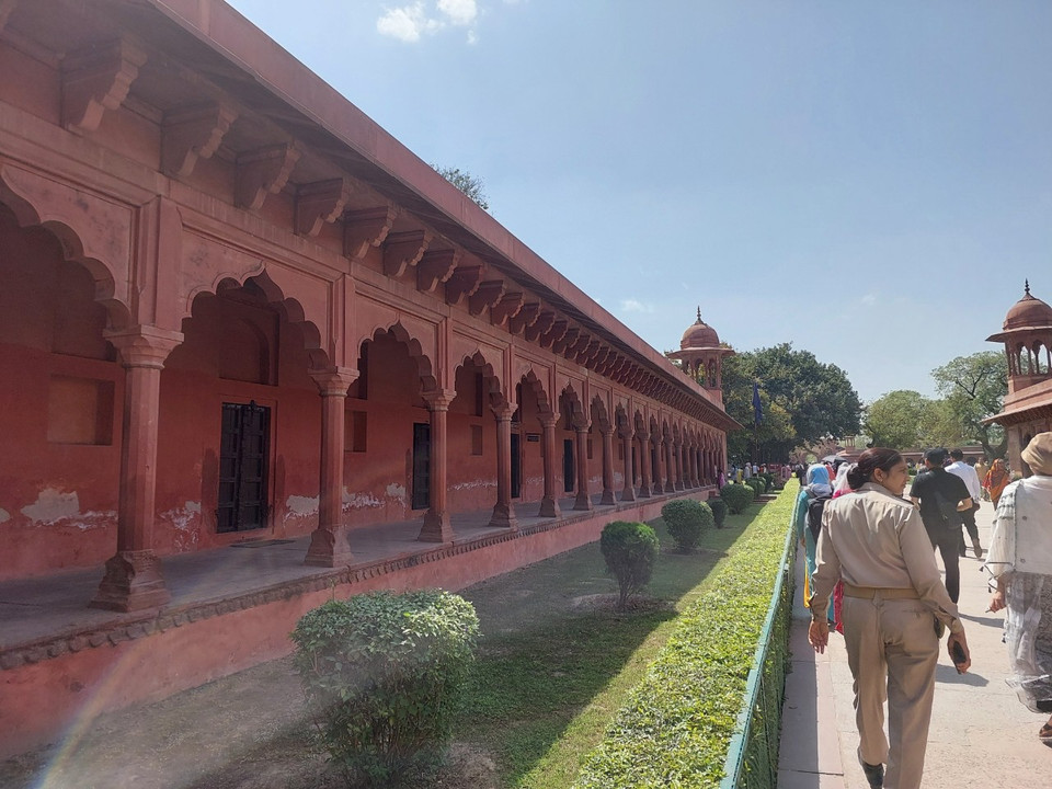 Người Mughal coi sự cân xứng là biểu tượng cho sự hòa hợp của đế quốc nên mỗi chi tiết của Taj Mahal đều đạt độ đối xứng hoàn hảo. (Ảnh: Minh Thu/Vietnam+)