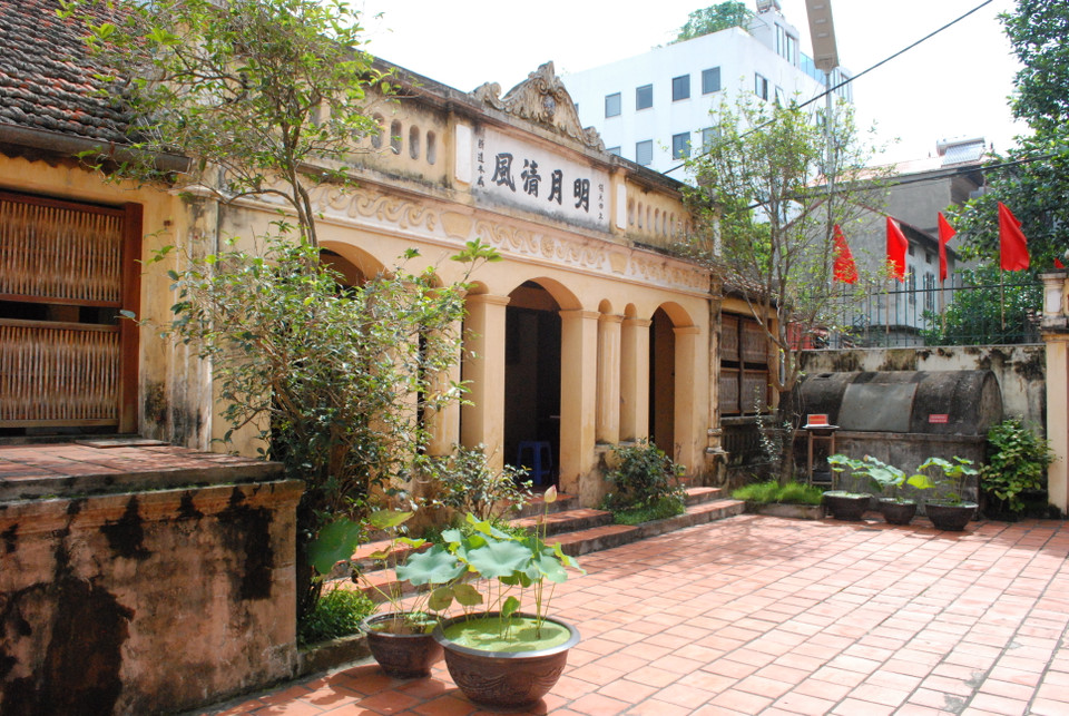 Ngôi nhà của cụ Nguyễn Thị An (ngõ 319 An Dương Vương, Tây Hồ, Hà Nội) là nơi đầu tiên Bác ở và làm việc khi trở về từ chiến khu Việt Bắc. Từ 23/8 đến 25/8/1945, Bác đã làm việc với các đồng chí Trường Chinh, Võ Nguyên Giáp, Trần Đăng Ninh... về kết quả tổng khởi nghĩa trong cả nước và chuẩn bị cho ngày ngày tuyên ngôn độc lập. (Ảnh: PV/Vietnam+)