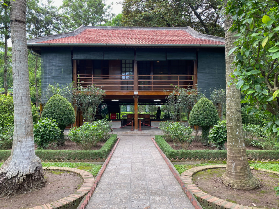 Ngôi nhà sàn Bác Hồ trong Phủ Chủ tịch là nơi Bác đã sống 15 năm liên tục, từ 1954 đến 1969. Sau khi Bác qua đời, nơi đây được bảo tồn nguyên vẹn và trở thành điểm tham quan của mọi người dân khi đến viếng Lăng Chủ tịch Hồ Chí Minh. (Ảnh: PV/Vietnam+)
