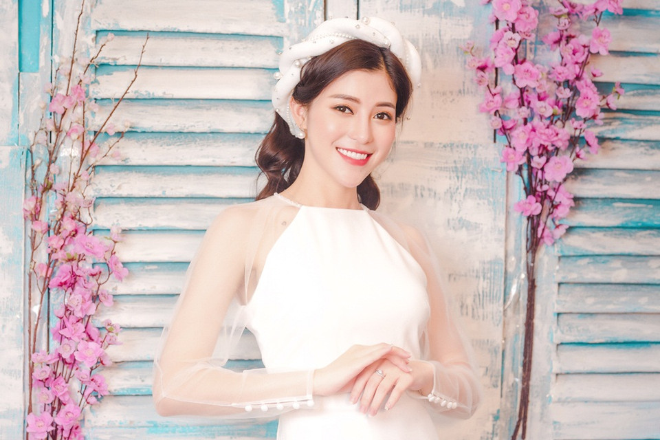 Ngọc Ánh dịu dàng với sắc trắng quen thuộc. (Ảnh: CTV)