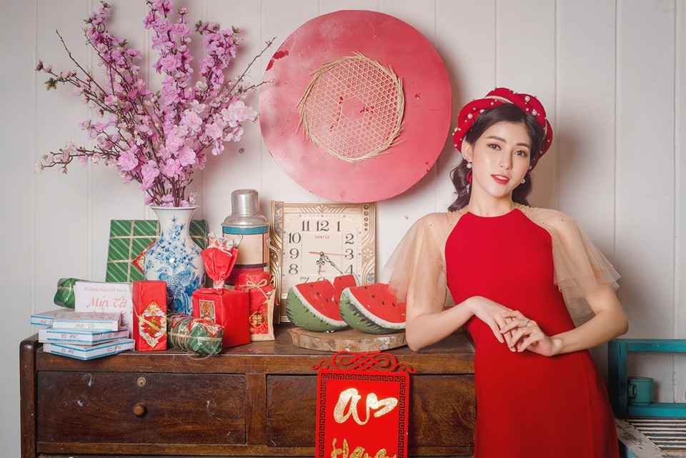 Quán quân Giọng hát Việt 2018 Ngọc Ánh đón Xuân với áo dài cách tân. (Ảnh: CTV)