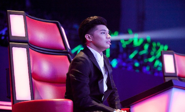 Huấn luyện viên Noo Phước Thịnh xúc động xem học trò trình diễn. (Ảnh: BTC)