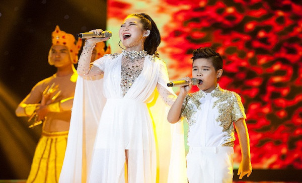 Nhật Minh kết hợp cùng ca sỹ Hương Tràm trong ca khúc 'Phật bà nghìn mắt nghìn tay.' Đây là một tiết mục được đầu tư kỹ lưỡng. Chiến binh của đội Noo Phước Thịnh không chỉ khẳng định được giọng hát nội lực mà còn thể hiện được khả năng vũ đạo. (Ảnh: BTC)