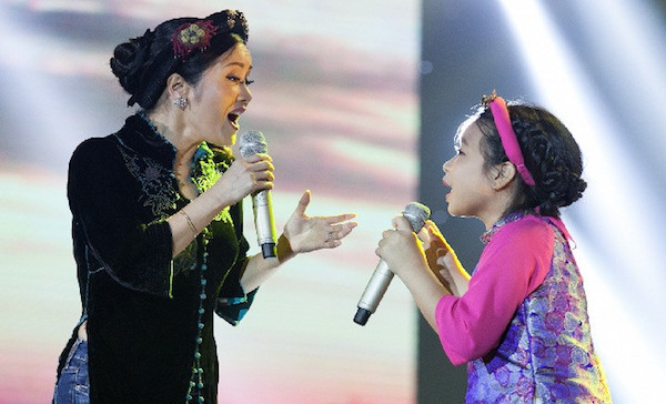 Với sự hỗ trợ của diva Hồng Nhung, Nguyễn Hoàng Mai Anh đã có màn trình diễn 'Ngẫu hứng sông Hồng' thành công. (Ảnh: BTC)