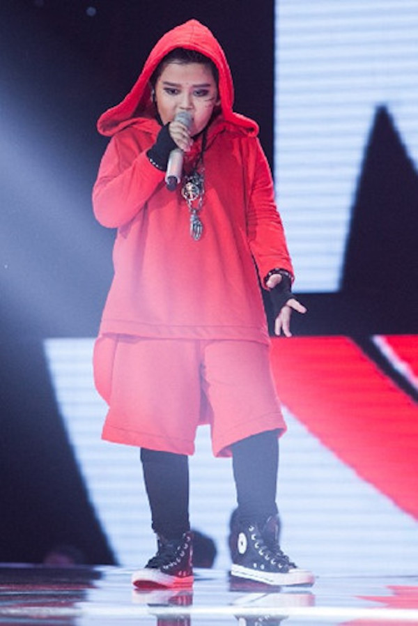 Học trò của Vũ Cát Tường tự tin trình diễn 'Ngọn lửa cao nguyên.' (Ảnh: BTC)