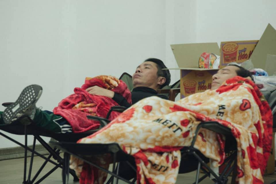 Các nghệ sỹ tranh thủ chợp mắt trong khi tập luyện. (Ảnh: FBNV)