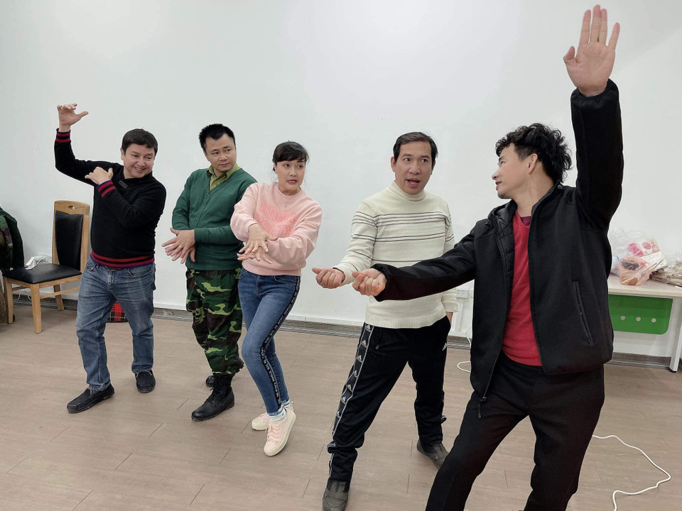 Năm nay, ngành Y tế sẽ trở thành điểm nhấn của chương trình. Khán giả có thể thấy động tác rửa tay quen thuộc trong MV của nghệ sỹ Quang Đăng sẽ được tái hiện trong 'Táo Quân.' (Ảnh: FBNV)