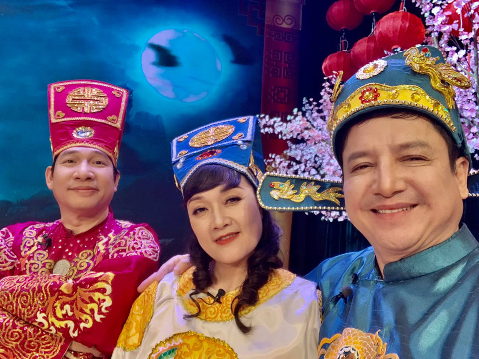 Những gương mặt nghệ sỹ được khán giả yêu mến trong mỗi chương trình 'Táo Quân.' Trung tâm Quảng cáo và Dịch vụ Truyền hình (TVAd), thuộc Đài truyền hình Việt Nam (VTV) vừa đưa ra bảng giá quảng cáo trong chương trình Táo Quân 2021. Cụ thể, đơn giá quảng cáo cho khung thời gian 30 giây trong chương trình Táo Quân là 650 triệu đồng. (Ảnh: FBNV)