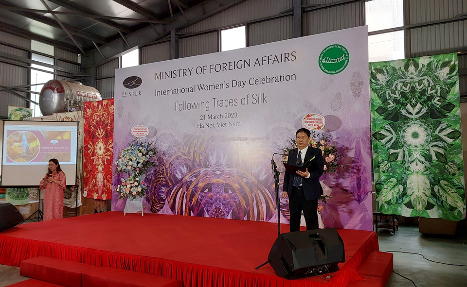 Ông Lê Hồng Vân, Giám đốc VIETSERI thuyết trình về hoạt động của trung tâm và lịch sử nghề nuôi tằm. Ông cho hay trồng dâu nuôi tằm là sinh kế của hơn 100.000 nông dân Việt Nam. Tơ tằm được xem là "nữ hoàng" trong ngành may mặc vì đặc tính bóng, mượt, thân thiện với môi trường và sức khỏe con người. (Ảnh: Minh Thu/Vietnam+)