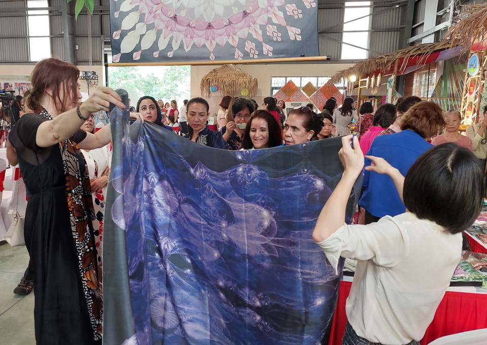 Một tấm lụa của thương hiệu DeSilk với hoạ tiết lấy cảm hứng từ thiên nhiên, truyền thống và văn hoá Việt Nam giàu bản sắc kết hợp với cái nhìn, sự giải mã mang phong cách thiết kế hiện đại phương Tây. Lụa DeSilk được tuyển chọn từ các sợi tơ tằm thượng hạng 100% tự nhiên từ Bảo Lộc kết hợp với công nghệ in tiên tiến để làm ra những tấm khăn có hiệu ứng chuyển sắc 3D tinh tế. (Ảnh: Minh Thu/Vietnam+)