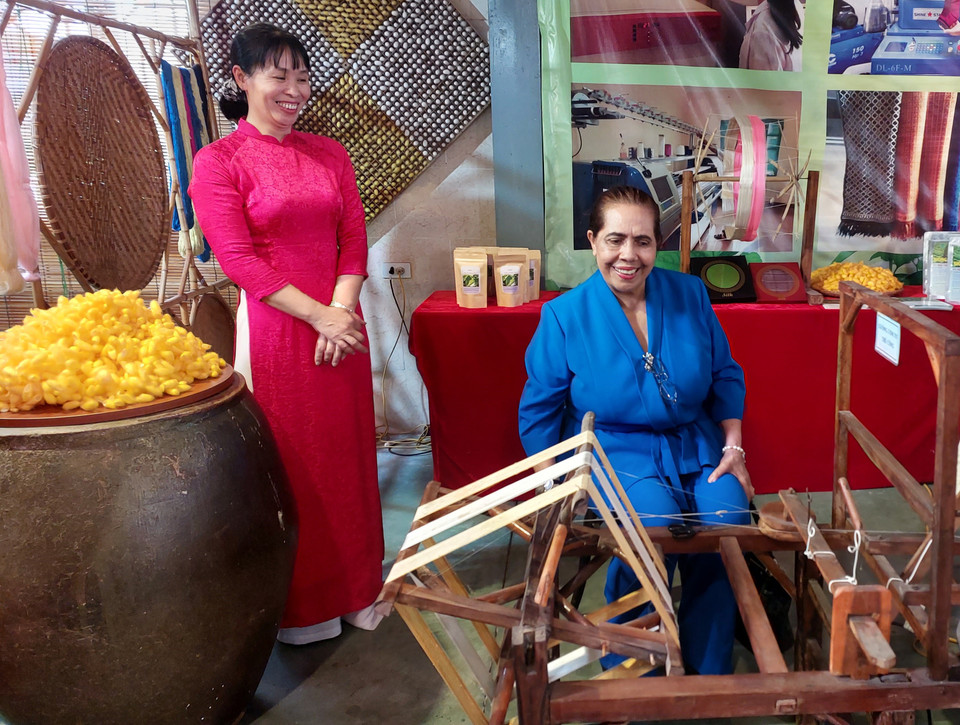 Không chỉ quan sát và nghe thuyết trình, các đại biểu còn được trải nghiệm quay tơ.(Ảnh: Minh Thu/Vietnam+)