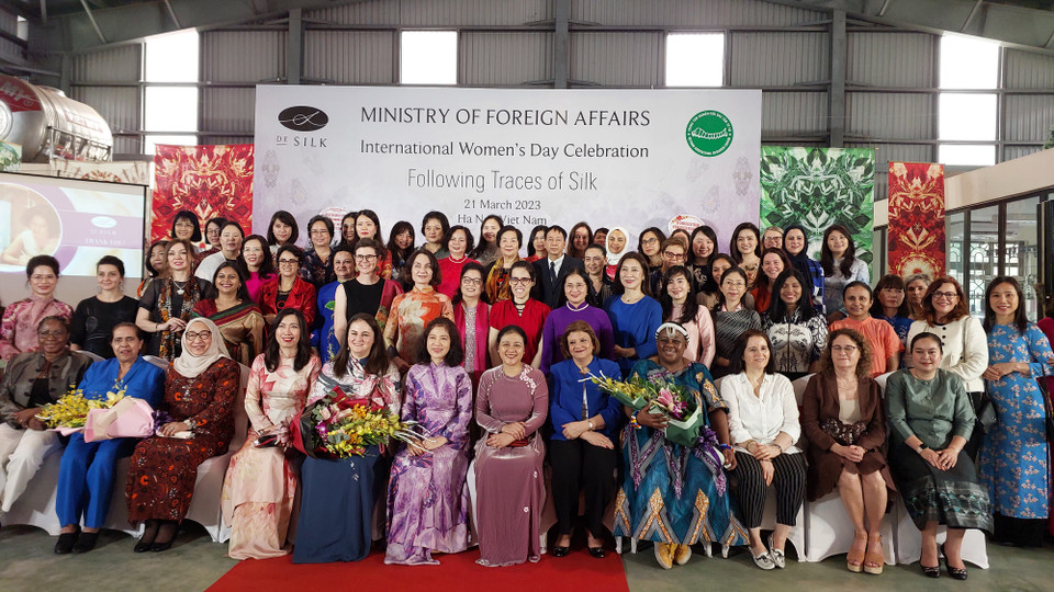 "Tất cả chị em chúng ta ở đây, dù cán bộ ngoại giao hay các phu nhân ngoại giao, không chỉ đóng góp triển khai công tác đối ngoại, mà không kém phần quan trọng, chúng ta chính là những cầu nối để tăng cường hiểu biết lẫn nhau, cầu nối về văn hóa, lịch sử, cầu nối để gắn kết các quốc gia, dân tộc, gắn kết giữa người dân với người dân," Thứ trưởng Bộ Ngoại giao Lê Thu Hằng phát biểu. (Ảnh: Minh Thu/Vietnam+)