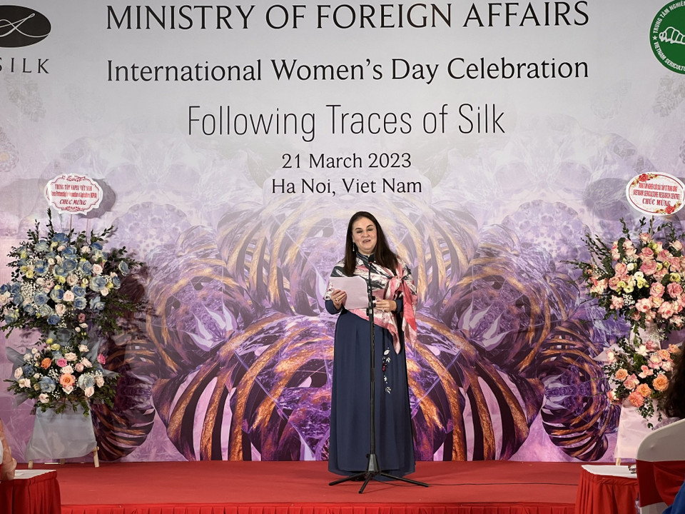 Phát biểu tại sự kiện, bà Elisa Fernandez, Trưởng đại diện của Cơ quan Liên Hợp Quốc về bình đẳng giới và trao quyền cho phụ nữ (UN Women) tại Việt Nam bày tỏ hy vọng rằng ngành sản xuất tơ lụa của Việt Nam sẽ tiếp tục mở đường cho bình đẳng giới và thịnh vượng cho tất cả. (Ảnh: PV/Vietnam+)