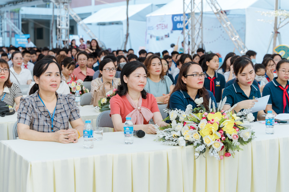 Sáng nay (18/5), Trường Trung học cơ sở Hoàng Mai (Hà Nội) đã tổ chức chương trình ngày hội giáo dục STEM cho học sinh toàn trường và một số trường trên địa bàn Hà Nội nhằm giúp học sinh thêm trải nghiệm khám phá khoa học và giao lưu giữa các trường. (Ảnh: PV)