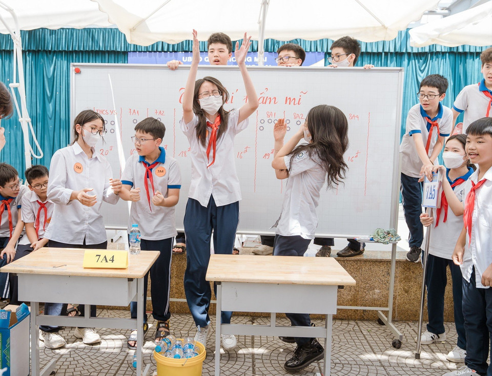 Theo các em, giáo dục STEM không chỉ giúp các em hiểu sâu kiến thức mà còn kích thích sự sáng tạo, tinh thần hứng khởi, cách tìm hiểu và giải quyết vấn đề, khả năng làm việc nhóm. (Ảnh: PV/Vietnam+)