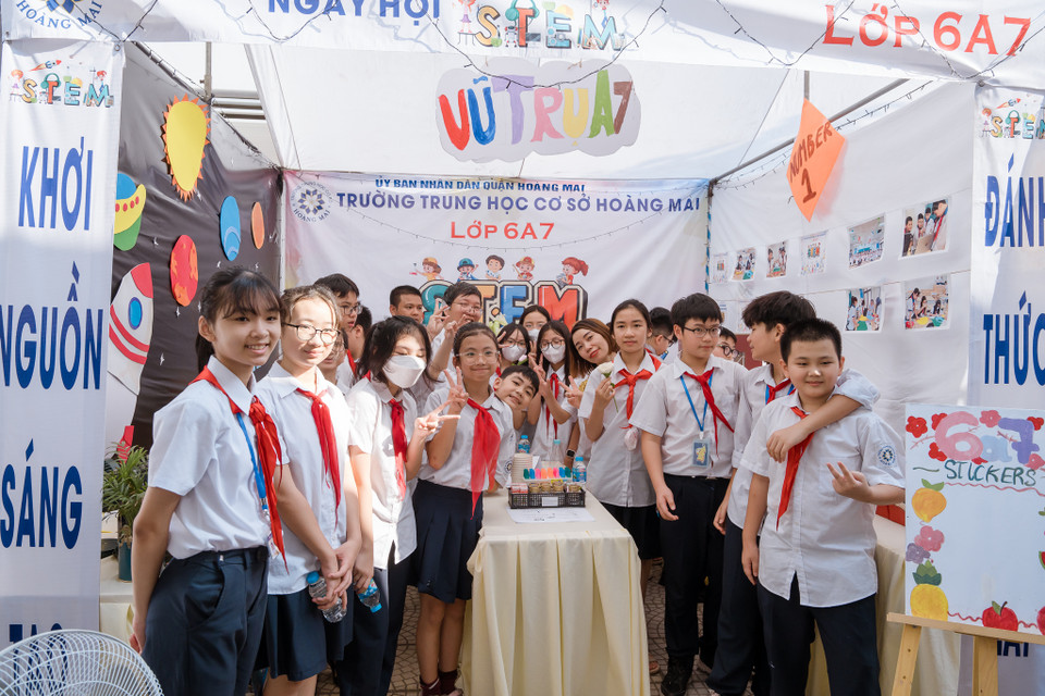 Theo cô Chu Thị Xuân Hường, Hiệu trưởng nhà trường, hoạt động STEM là phương pháp giáo dục thực hiện hiệu quả chương trình giáo dục phổ thông mới, được nhà trường chú trọng lồng ghép trong chương trình giáo dục của cả năm học. (Ảnh: PV/Vietnam+)