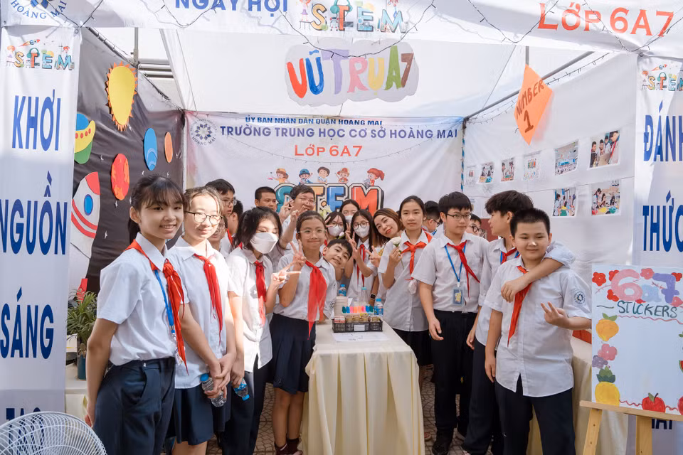 Theo cô Chu Thị Xuân Hường, Hiệu trưởng nhà trường, hoạt động STEM là phương pháp giáo dục thực hiện hiệu quả chương trình giáo dục phổ thông mới, được nhà trường chú trọng lồng ghép trong chương trình giáo dục của cả năm học. (Ảnh: PV/Vietnam+)