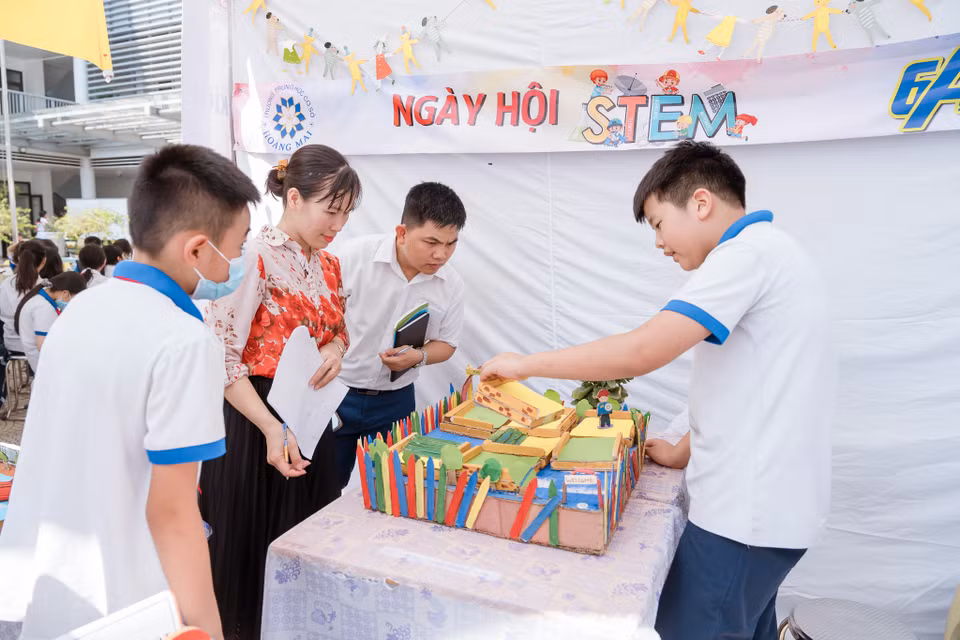 Học sinh say sưa giới thiệu mô hình của lớp mình....(Ảnh: PV/Vietnam+)