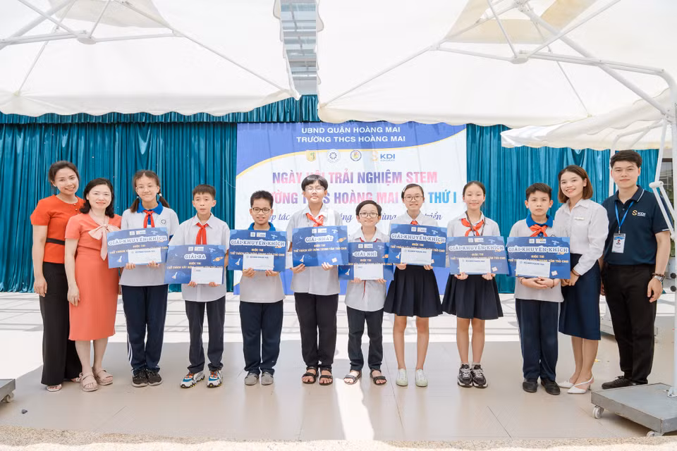 Ban tổ chức trao giải thưởng cho những lớp có thành tích xuất sắc nhất. Nhưng theo lãnh đạo các nhà trường, giải thưởng lớn nhất của chương trình chính là sự lan tỏa tình yêu khoa học, say mê sáng tạo đến các em học sinh và cả các đội ngũ giáo viên, cán bộ quản lý, nhằm nâng cao chất lượng giáo dục. (Ảnh: PV/Vietnam+)