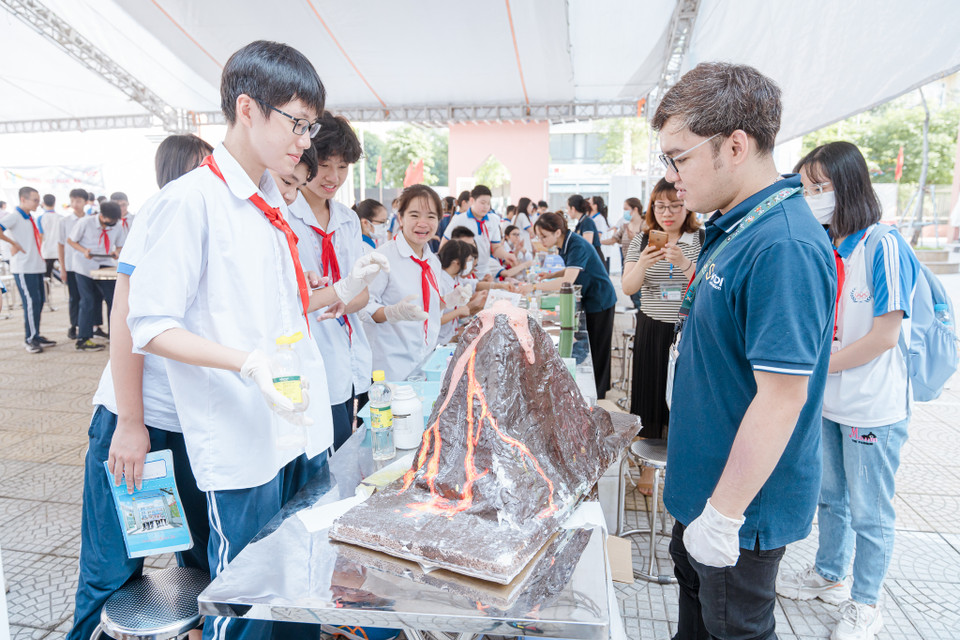 Các em cũng rất hào hứng với thí nghiệm về núi lửa phun trào. (Ảnh: PV/Vietnam+)