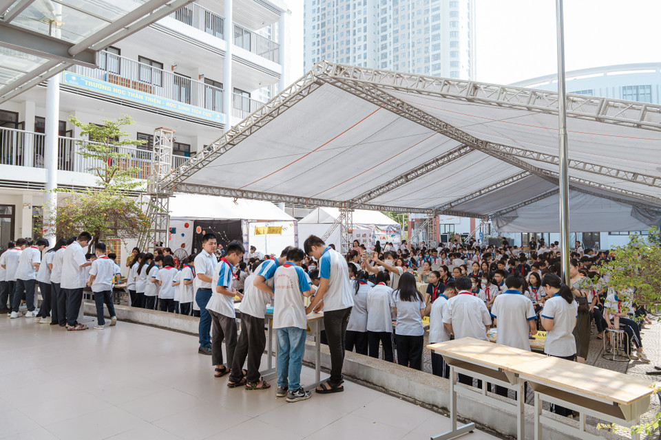 Dù thời tiết Hà Nội nắng nóng gay gắt nhưng chương trình vẫn thu hút sự tham gia đầy hào hứng của các em học sinh, các thầy cô giáo và cả các bậc phụ huynh. (Ảnh: PV/Vietnam+)