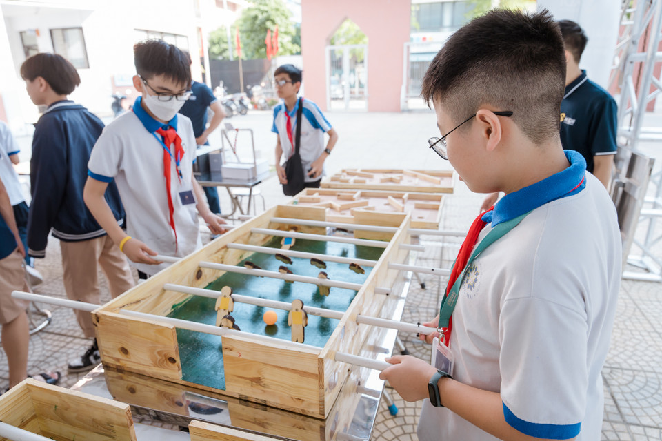 ...và hào hứng tham gia các hoạt động ứng dụng STEM ở khu vực sân trường. (Ảnh: PV/Vietnam+)
