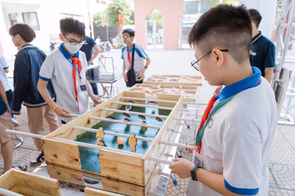...và hào hứng tham gia các hoạt động ứng dụng STEM ở khu vực sân trường. (Ảnh: PV/Vietnam+)