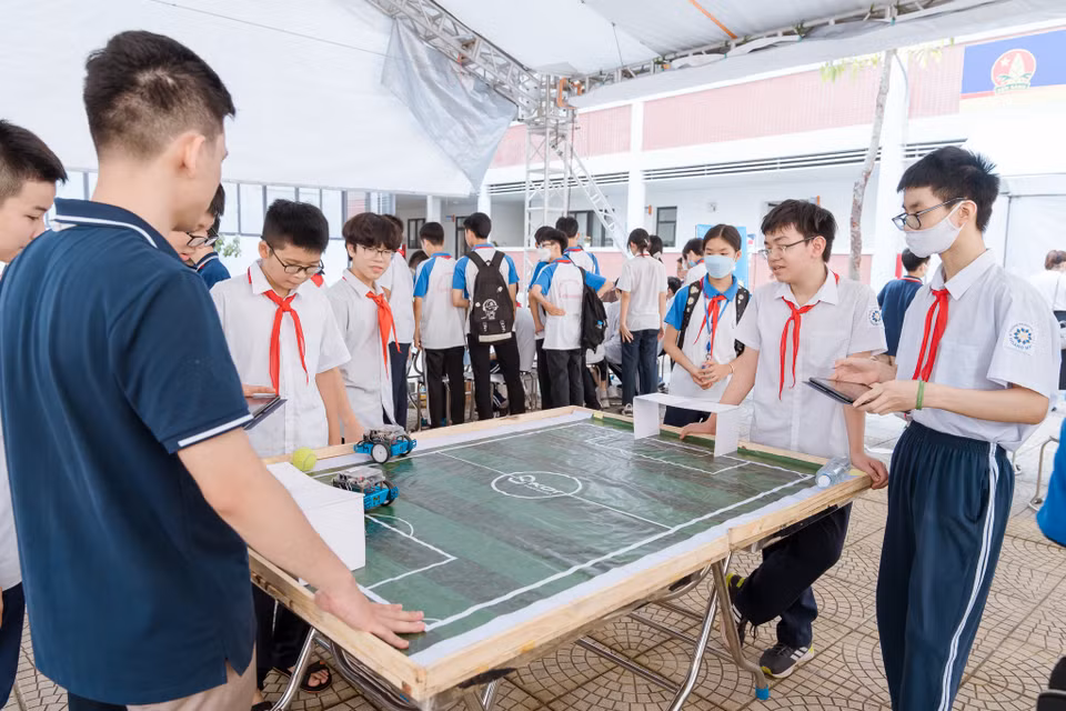 Mô hình xe ôtô thu hút học sinh. (Ảnh: PV/Vietnam+)
