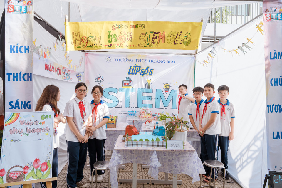 Chương trình gồm phần thi riêng dành học sinh các lớp khối 6. Theo đó, học sinh mỗi lớp vận dụng các kiến thức đã học trong chương trình STEM và các môn học khác để thiết kế các trò chơi và xây dựng thành một trung tâm trưng bày các trò chơi đó để cho các học sinh khác đến trải nghiệm và đánh giá. (Ảnh: PV/Vietnam+)