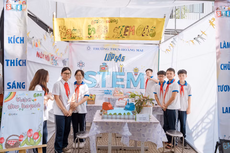 Chương trình gồm phần thi riêng dành học sinh các lớp khối 6. Theo đó, học sinh mỗi lớp vận dụng các kiến thức đã học trong chương trình STEM và các môn học khác để thiết kế các trò chơi và xây dựng thành một trung tâm trưng bày các trò chơi đó để cho các học sinh khác đến trải nghiệm và đánh giá. (Ảnh: PV/Vietnam+)