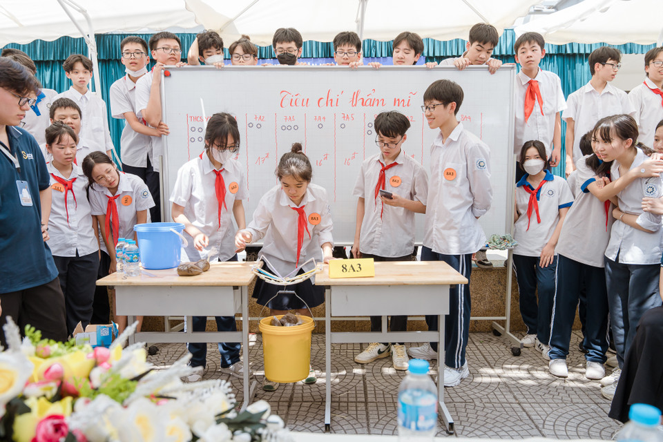 Không chỉ phải đáp ứng về tính thẩm mỹ, điều quyết định hơn nữa là cầu phải có khả năng chịu tải trọng tốt nhất. Các học sinh cùng chăm chú, "nín thở" theo dõi thử nghiệm về tải trọng. (Ảnh: PV/Vietnam+)