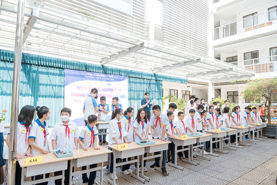 Điểm nhấn của chương trình là các cuộc thi về ứng dụng khoa học. Học sinh các lớp sẽ lập đội để cùng tham gia chế tạo các cây cầu dựa trên vật liệu đơn giản, thân thuộc gồm ống hút, que gỗ và băng dính. (Ảnh: PV/Vietnam+)