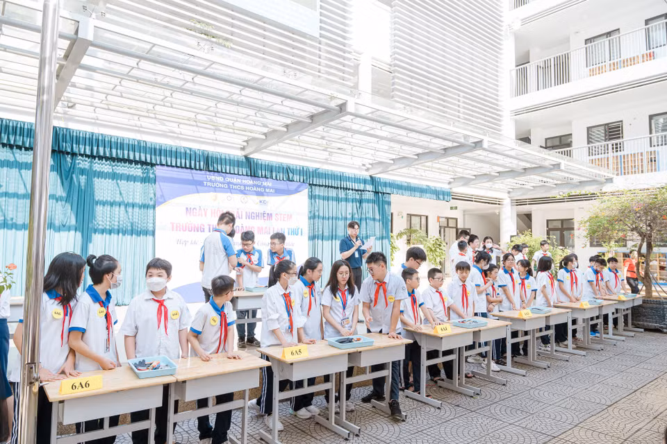 Điểm nhấn của chương trình là các cuộc thi về ứng dụng khoa học. Học sinh các lớp sẽ lập đội để cùng tham gia chế tạo các cây cầu dựa trên vật liệu đơn giản, thân thuộc gồm ống hút, que gỗ và băng dính. (Ảnh: PV/Vietnam+)