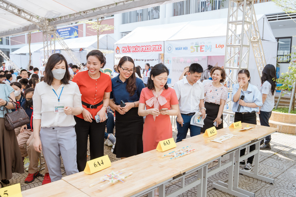 Ban giám khảo lchấm điểm mỹ thuật cho các cây cầu vừa được học sinh chế tạo... (Ảnh: PV/Vietnam+)