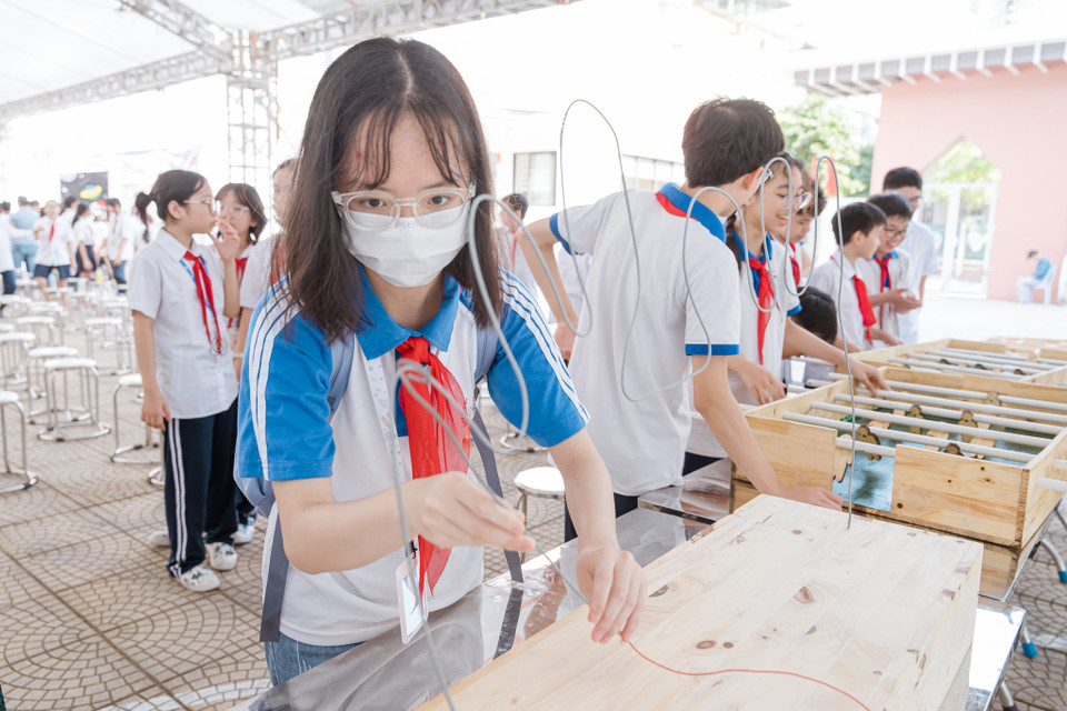 Gắn kiến thức với thực hành, ứng dụng giải quyết các vấn đề đặt ra trong thực tế là điều khiến học sinh hào hứng với hoạt động STEM và cũng là cách để các em nắm vững kiến thức, rèn luyện nhiều kỹ năng. (Ảnh: PV/Vietnam+)