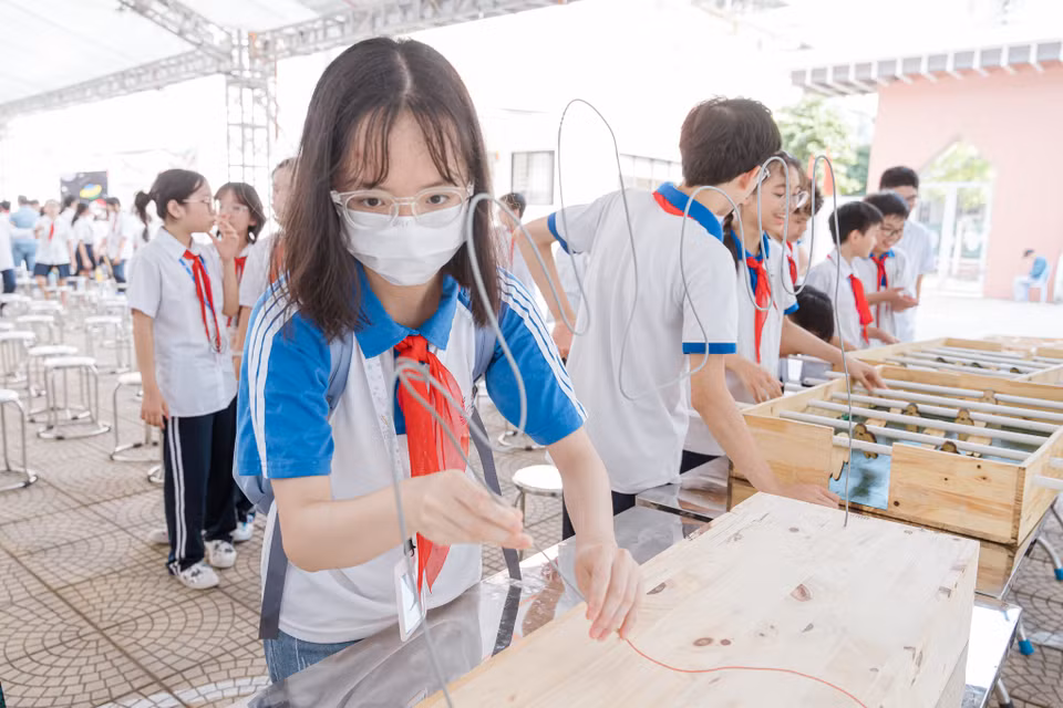Gắn kiến thức với thực hành, ứng dụng giải quyết các vấn đề đặt ra trong thực tế là điều khiến học sinh hào hứng với hoạt động STEM và cũng là cách để các em nắm vững kiến thức, rèn luyện nhiều kỹ năng. (Ảnh: PV/Vietnam+)