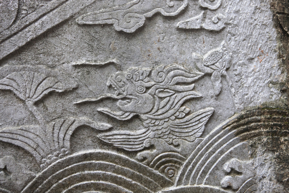 Khác với ‘cá chép vượt vũ môn’ như thường thấy, chạm trổ của bộ thành bậc phía bắc Điện Kính Thiên là cá hóa rồng trong đầm sen. Đây là sự biến tấu của một đề tài quen thuộc, tạo cho đồ án trang trí một sắc thái mới mang đậm tính văn hóa Việt Nam. (Ảnh: PV/Vietnam+)