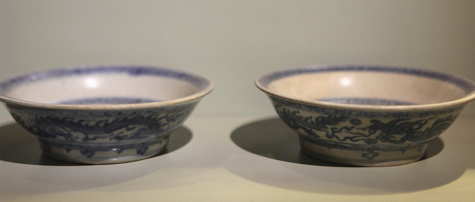 Hoa văn trên gốm hoa lam được vẽ bằng bút lông sau đó phủ men để đảm bảo được độ bóng. (Ảnh: PV/Vietnam+)