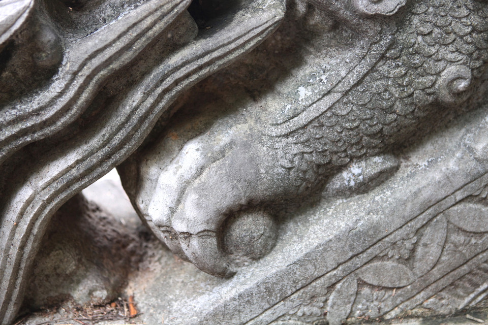 Rồng có hai chân to khỏe, năm móng sắc nhọn. Chân trước vươn lên nắm râu, chân sau ở tư thế gấp khuỷu đạp mạnh kéo thân trườn về phía trước. (Ảnh: PV/Vietnam+) 