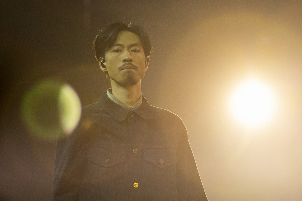 Với số lượng ca khúc lên đến gần 30 bài, “Show của Đen” quy tụ dàn nhạc cụ, dàn hợp xướng hoành tráng, trình diễn đa dạng các thể loại nhạc với các bản phối độc đáo từ hip-hop, nhạc dân độc, nhạc cổ điển, nhạc điện tử, Mỹ Latin… (Ảnh: CTV/Vietnam+)