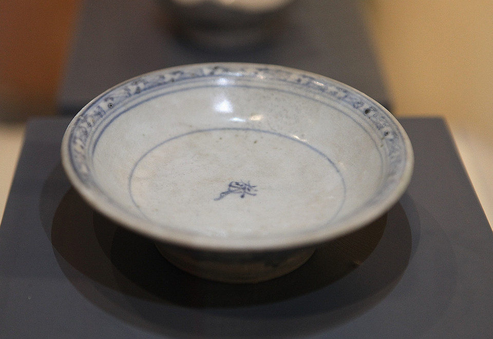 Nhóm thứ hai gồm 1 chiếc là loại đĩa lòng nông, dáng hình cầu, bên ngoài vẽ đôi rồng, trong lòng có chữ 'kính', dưới đáy có chữ 'trù' tức là 'bếp'. (Ảnh: PV/Vietnam+)