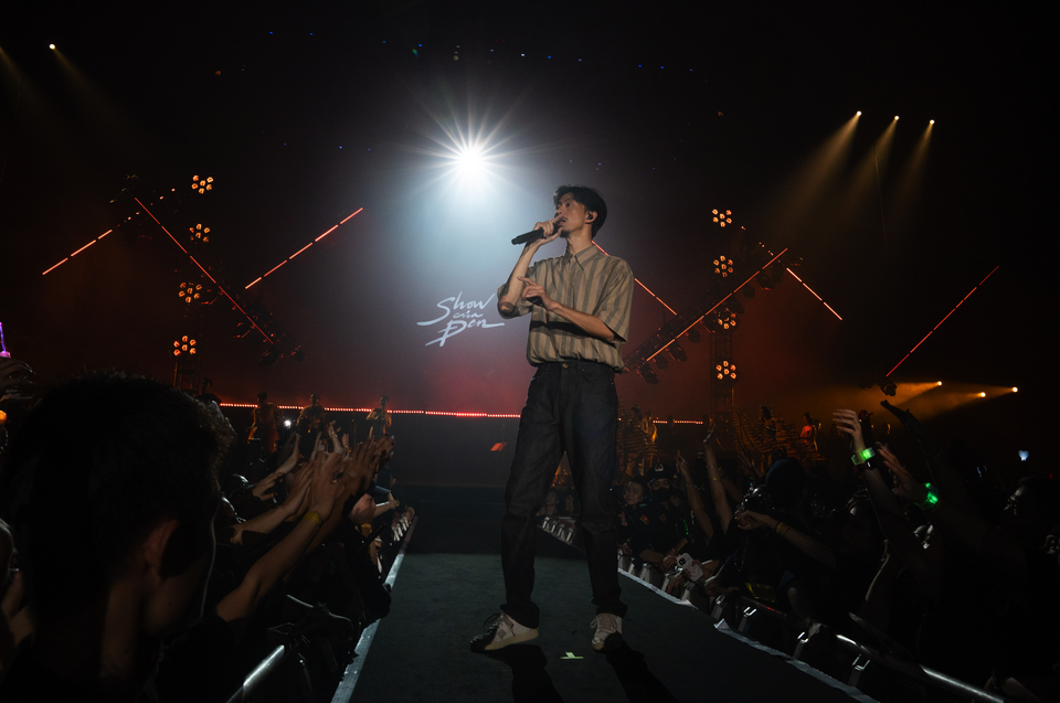  Ở phần cuối liveshow, Đen thể hiện liên tục 3 ca khúc cùng dàn hợp xướng 40 người. Với ‘Ai muốn nghe không,’ ‘Bài này chill phết’ và ‘Đi về nhà’. Lần lượt khi những lời ca vang lên, hàng ngàn người hòa giọng, vỗ tay, nhún nhảy theo từng nhịp điệu, tạo nên khoảnh khắc không thể nào quên cho ‘Show của Đen’ tại Hà Nội. (Ảnh: CTV/Vietnam+)