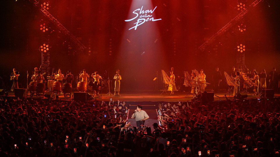  Chương trình khép lại với ca khúc ‘Cảm ơn’. Đen cùng các cộng sự của mình đã tạo nên một đêm liveshow ấn tượng, khắc họa trọn vẹn sự trưởng thành và thay đổi trong âm nhạc của nam rapper từ sau liveshow đầu tiên năm 2019, cũng như nhìn lại hành trình 10 năm theo đuổi hip-hop nhiều cảm xúc. Dàn nghệ sỹ chất lượng, sự đa dạng trong thể loại âm nhạc, khối lượng nhạc cụ và người tham gia trình diễn góp phần tạo nên một đêm liveshow đáng nhớ. (Ảnh: CTV/Vietnam+)