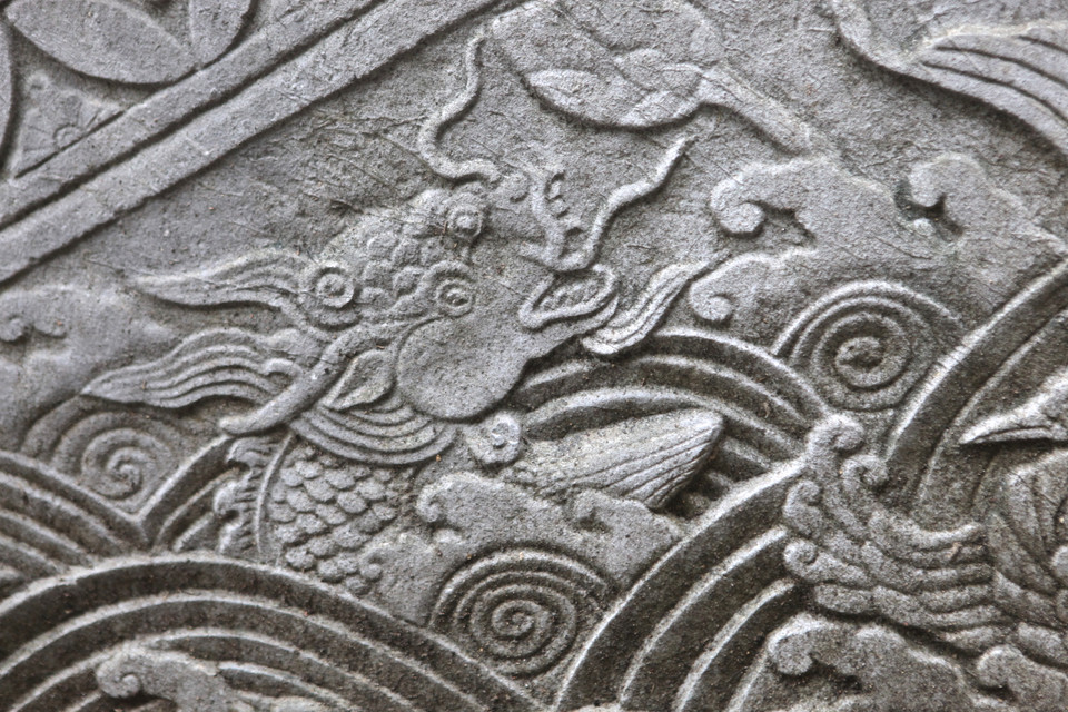 Trong Nho giáo, hình tượng ‘cá chép hoá rồng”’là đề tài được lưu truyền trong văn hoá dân gian của người Việt từ bao đời nay. Chúng đã trở thành biểu tượng của sự kiên trì, bền bỉ, cùng nỗ lực vượt qua thử thách, khó khăn để đi đến thành công. (Ảnh: PV/Vietnam+) 