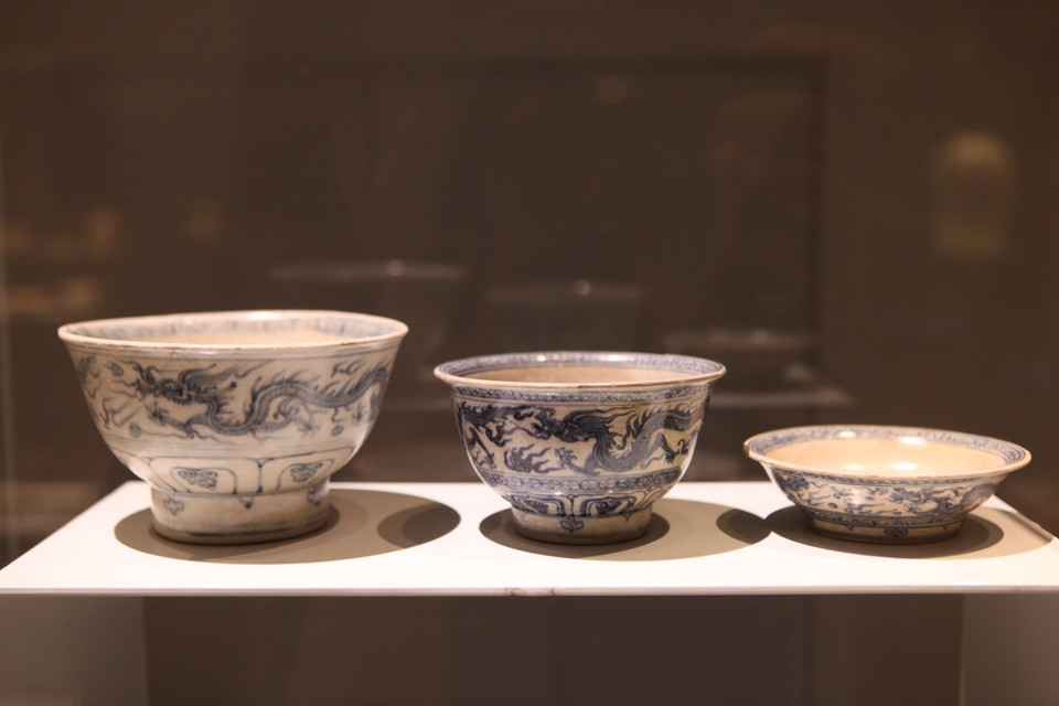 Hoa văn đôi rồng đang bay lượn và nối đuôi nhau theo chiều kim đồng hồ được vẽ trên bát. (Ảnh: PV/Vietnam+)