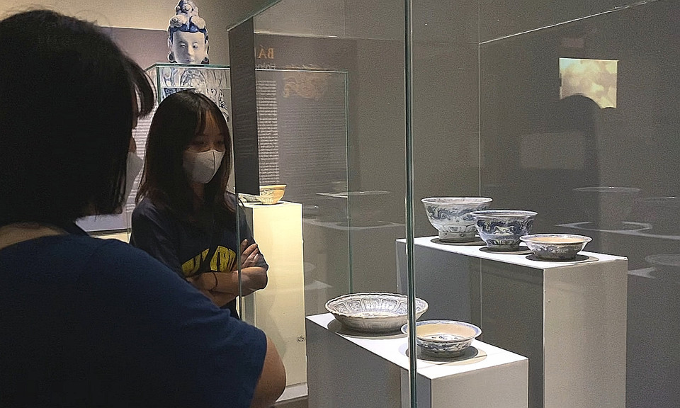  Nhóm bảo vật này cho thấy sự chân thực, sâu sắc hơn về nhu cầu thẩm mỹ, tính vượt trội trong nghệ thuật trang trí đồ gốm sứ dành riêng cho các bậc đế vương. Hiện bộ bát đĩa hoa lam ngự dụng thời Lê sơ hiện đang được trưng bày tại Trung tâm Bảo tồn Di sản Thăng Long-Hà Nội. (Ảnh: PV/Vietnam+)