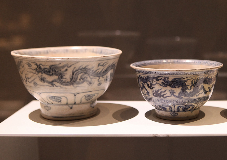 Để tạo ra các sản phẩm có xương gốm chắc, men dày và trong, hoa văn tinh xảo, nguyên liệu làm bát đĩa phải được lựa chọn cẩn thận. Gốm hoa lam làm từ đất sét trắng được gạn lọc kỹ tạp chất cho xương đất thật mịn, sau đó chuốt dáng trên bàn xoay, nung từng chiếc riêng ở nhiệt độ cao để xương đất chớm cháy, cho ra kết cấu gốm chặt chẽ lại mịn màng. (Ảnh: PV/Vietnam+)